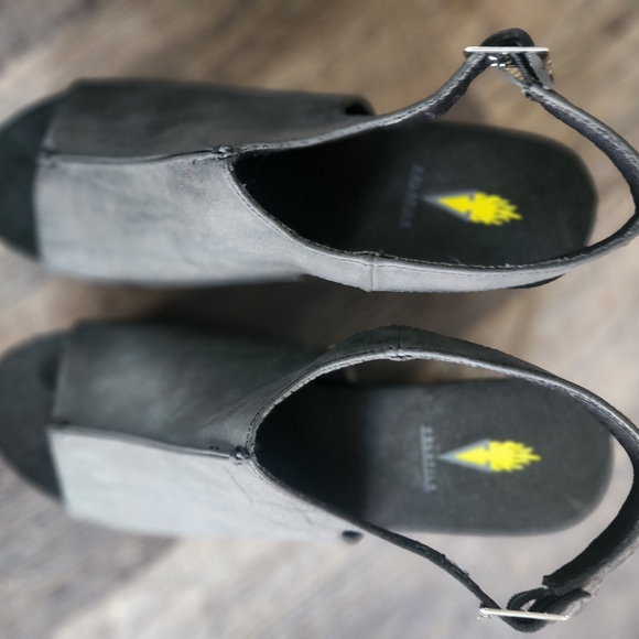 Like New Volatile Division Wedge size 10 - Picture 4 of 4